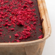 Glutenfreier Bio-Schokoladenkuchen mit getrockneten Himbeeren von echt jetzt
