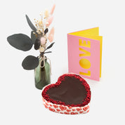 Geschenk-Set "LOVE" mit Kuchen, Karte und Blumen von echt jetzt