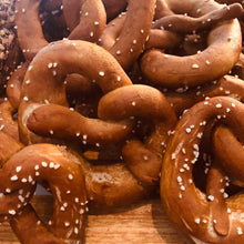 Laden Sie das Bild in den Galerie-Viewer, Glutenfreie-Bio-Brezen - echt jetzt 